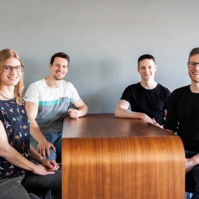 Foto: Gründer von qbilon v.l.: Dr. Melanie Langermeier, Dr. Simon Lohmüller, Dr. Julian Kienberger, Dr. Thomas Driessen
