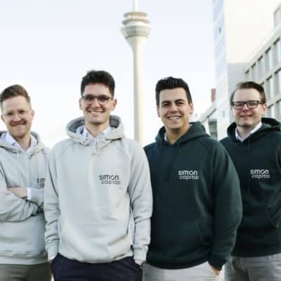 Foto: Das Simon Capital-Team (v.l.) Jan Leicht, Nico Heinz, Niklas Leske, Dr. Friedrich Droste (© Simon Capital)
