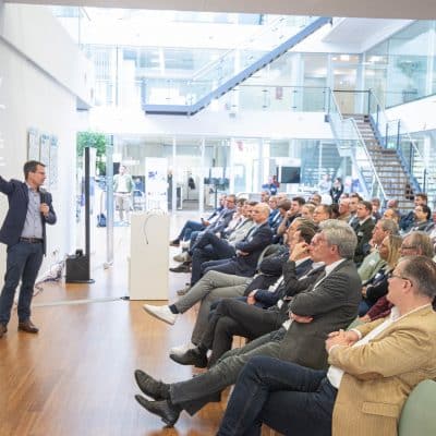 Photo: Standing: Dr. Ansgar Schleicher, Managing Partner of TVF Management GmbH (© TVF)