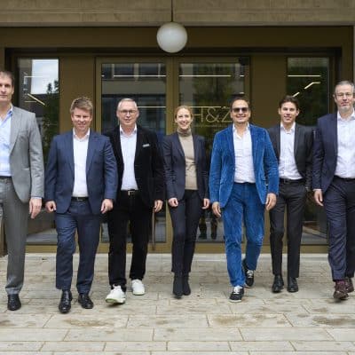 Foto: v.l.n.r.: Harald Enz (Vorstand H&Z), Klaus Maurer (Senior Partner EMZ Partners), Michael Santo (Vorstand H&Z), Annabell Grimm (EMZ Partners), Stefan Aichbauer (Vorstand H&Z), Luis Bischof (EMZ Partners), Stefan Franz (CFO H&Z). Photo Credit: Philipp Nemenz