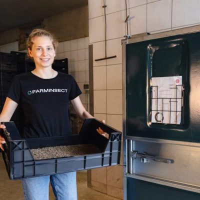 Foto: Mitarbeiterin der FarmInsect GmbH