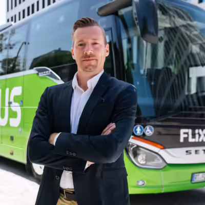 Foto: André Schwämmlein, CEO und Co-Gründer des Verkehrsunternehmens Flix SE, zu dem u.a. Flixbus und Flixtrain gehören (Foto: Flix SE)
