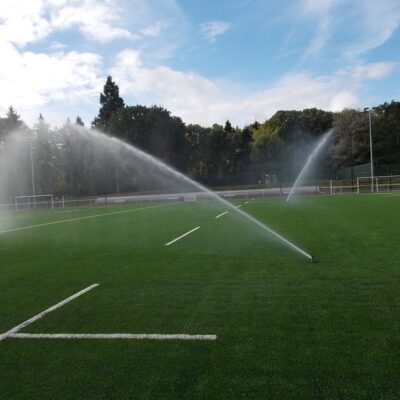 Foto: Bewässerungssystem von N2B Arrosage auf einem Rugbyfelad (© n2b Arrosage)