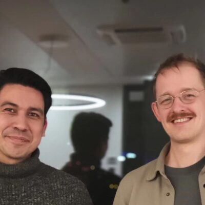 Foto: metiundo Co-Gründer v.l. Dennis Nasrun (CEO) und Felix Mücke (CTO) nach der Unterschrift (Foto: privat)