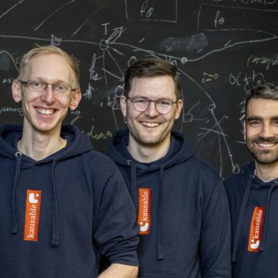 Photo: The founding team of kausable, from left: Johannes Haux, Gregor Ramien, and Dr. Benjamin Herdeanu (Photo: kausable 2026)